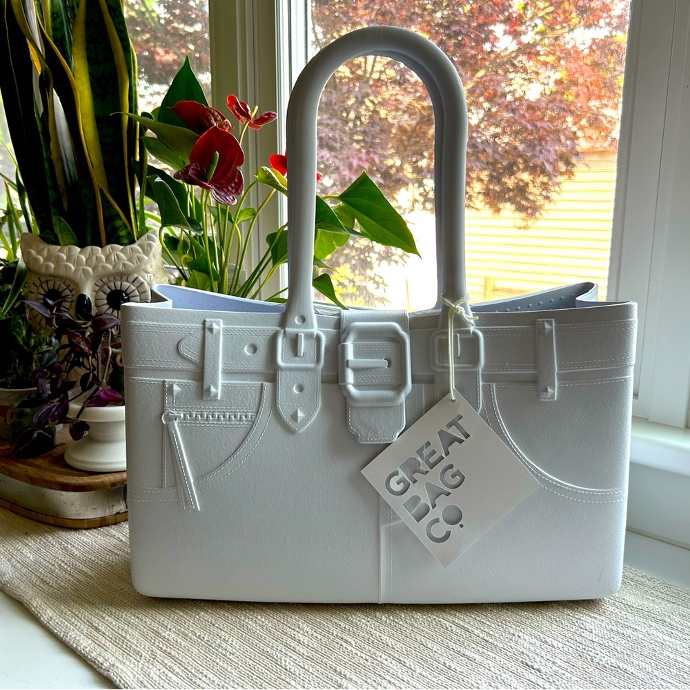 White polymer bag that is great for on the go! Lightweight and easy main…